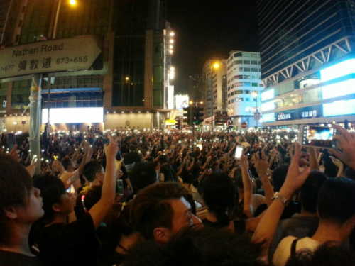 Một đoàn người biểu tình đem theo chữ thập lớn, hát và cầu nguyện cho Hong Kong.