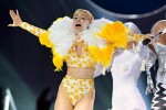 Ca sĩ xinh đẹp Miley Cyrus đối mặt án tù vì xúc phạm cờ Mexico