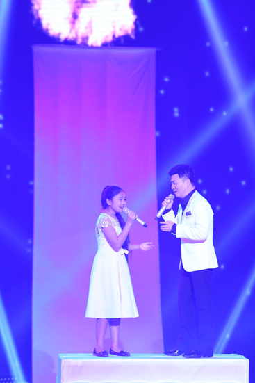 Quang Linh là một trong những khách mời đặc biệt trong đêm chung kết The Voice nhí. Anh cùng Thiện Nhân thể hiện ca khúc