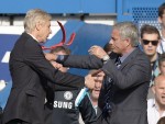 HLV Wenger không hối hận vì đã đẩy Mourinho ngay trên sân