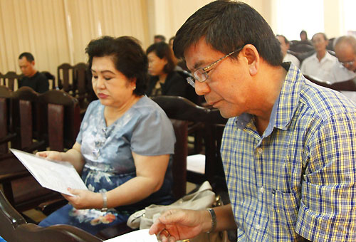 Bà Thu Dung (trái) - giám đốc Trung tâm Rạng Đông - và vài đại diện