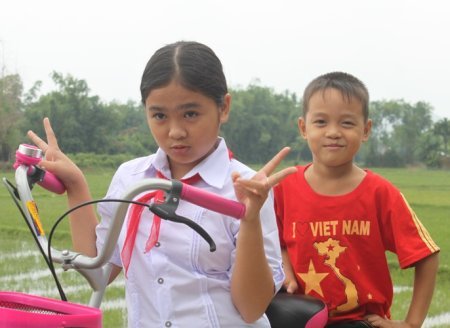 Cô bé Đu đủ Thiện Nhân giản dị trong bộ đồ học sinh tại quê nhà Bình Địn