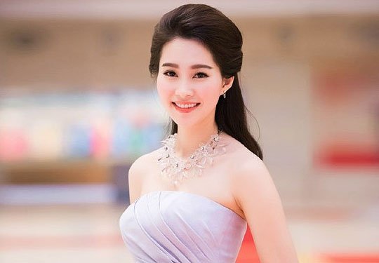 Đặng Thu Thảo đẹp rạng ngời quý phái với đầm xẻ cao