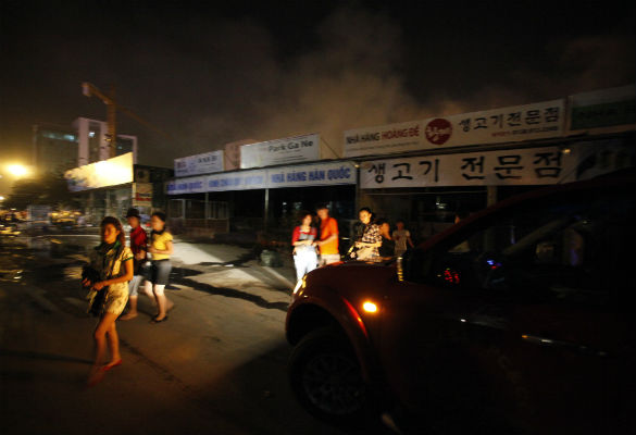 Cháy gần Keangnam, 20 xe cứu hỏa trắng đêm dập lửa - 11