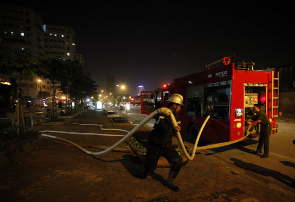 Cháy gần Keangnam, 20 xe cứu hỏa trắng đêm dập lửa - 2