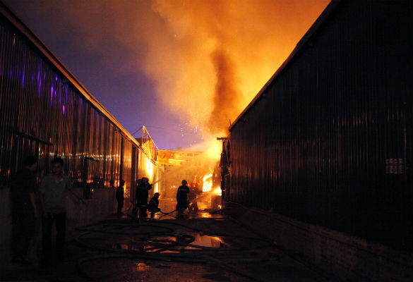 Cháy gần Keangnam, 20 xe cứu hỏa trắng đêm dập lửa - 3