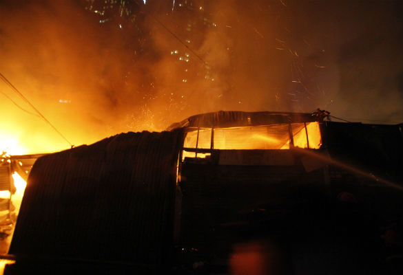 Cháy gần Keangnam, 20 xe cứu hỏa trắng đêm dập lửa - 7