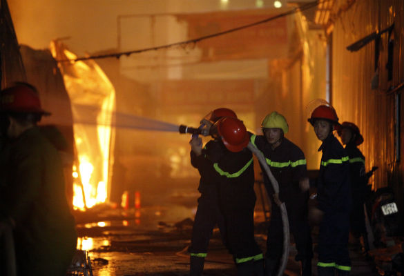 Cháy gần Keangnam, 20 xe cứu hỏa trắng đêm dập lửa - 8