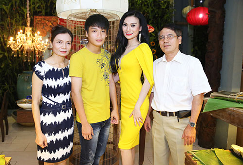 Bố mẹ Cao Thùy Linh cũng rất phấn khởi, tự hào với giải thưởng con gái đã giành được. Mẹ cô là giáo viên còn bố đã nghỉ hưu. Gia đình người đẹp hiện sống tại TP HCM.