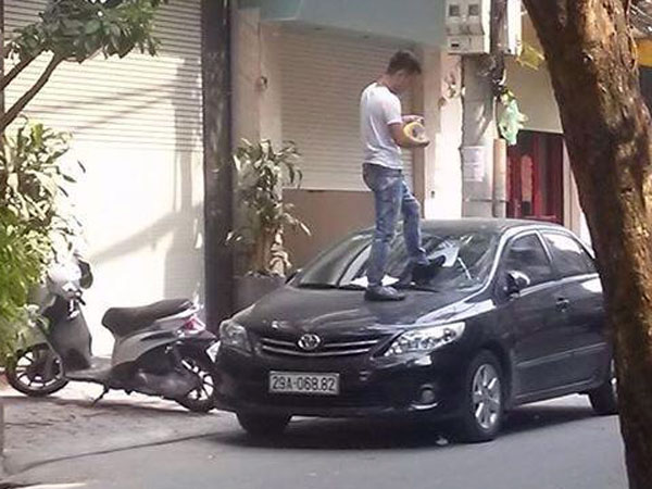 Nam thanh niên dẫm lên kính, dán băng dính 'cảnh cáo' ôtô đỗ chặn cửa