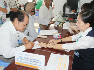 Không nên hoãn tăng lương mà nên giảm biên chế