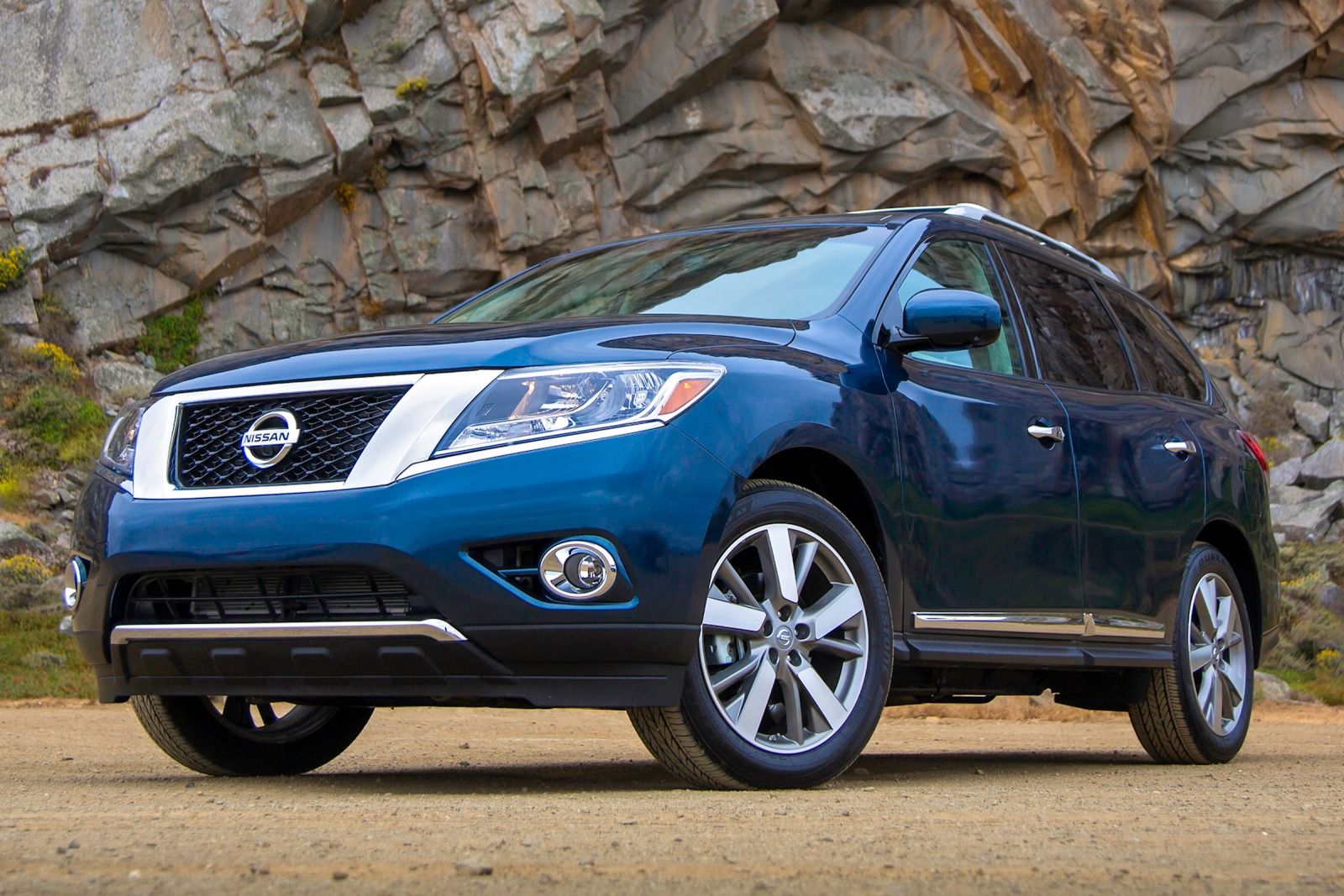 Nissan Pathfinder 2015 được bán ra, giá từ 29.510 USD
