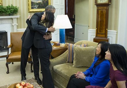 Tổng thống Obama dành cho Nina Pham một cái ôm.