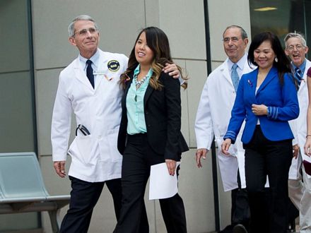 Nina Pham và đội ngũ nhân viên bệnh viện NIH trong cuộc họp báo sáng qua khi cô được xuất viện.