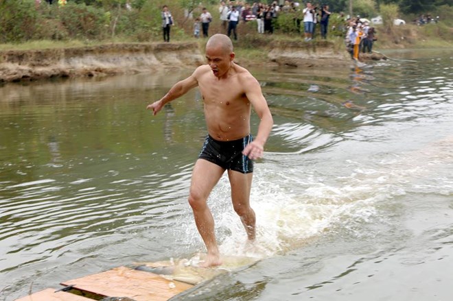 Võ sư Thiếu Lâm phá kỷ lục chạy trên mặt nước
