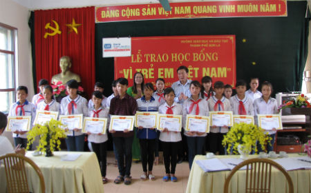 Báo Đầu tư trao học bổng cho học sinh nghèo Sơn La, Điện Biên