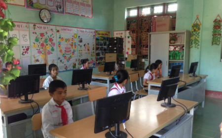 Báo Đầu tư tặng học bổng cho học sinh nghèo Sơn La, Điện Biên