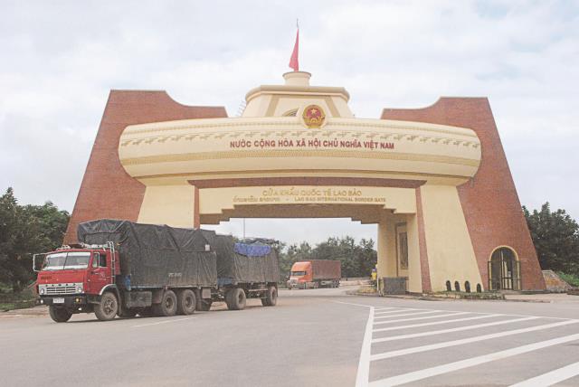 Việt Nam đang nhập siêu 303,8 triệu USD từ Lào