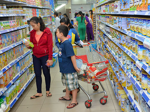 Chưa có doanh nghiệp nào đăng ký giảm giá sữa dù giá nguyên liệu liên tục giảm Ảnh: Tấn Thạnh