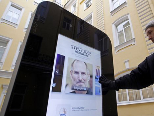 Nga:  Gỡ tượng iPhone khổng lồ vì Tim Cook “tự thú” giới tính