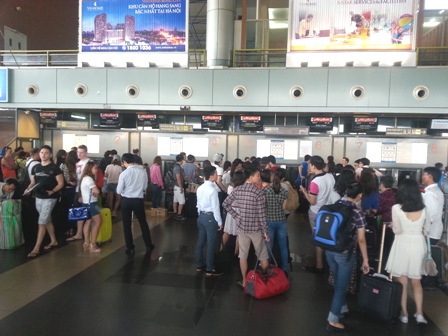 Hành khách xếp hàng chờ làm thủ tục ở sân bay Nội Bài