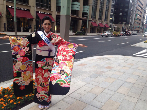 Hoa hậu Đặng Thu Thảo thích thú với trang phục Kimono