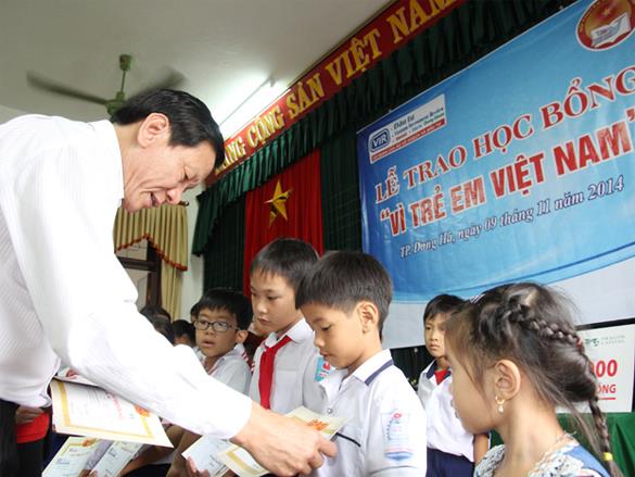 Báo Đầu tư trao học bổng tại Quảng Trị, Hà Tĩnh