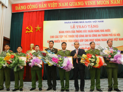 Phó Thống đốc Ngân hàng Nhà nước Nguyễn Đồng Tiến trao bằng khen cho 7 đơn vị công an