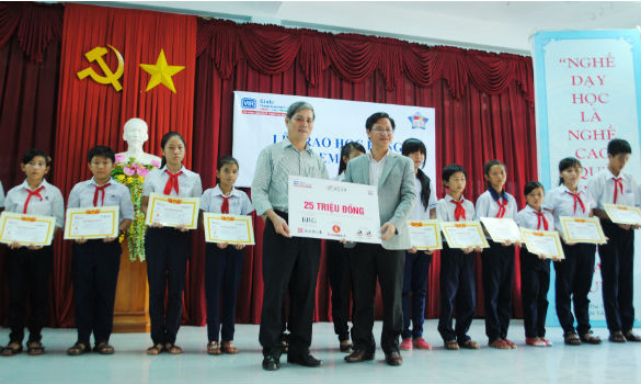 Báo Đầu tư trao học bổng tại Bình Thuận