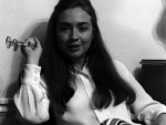 Giới trẻ Mỹ “phát sốt” với ảnh bà Hillary Clinton thời sinh viên