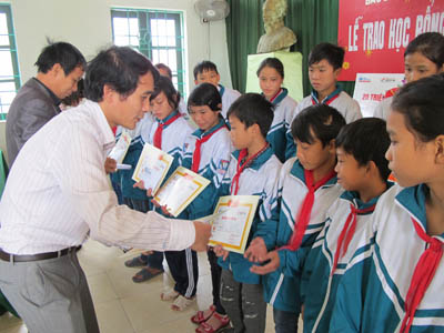 Báo Đầu tư trao 80 suất học bổng tại Thái Bình