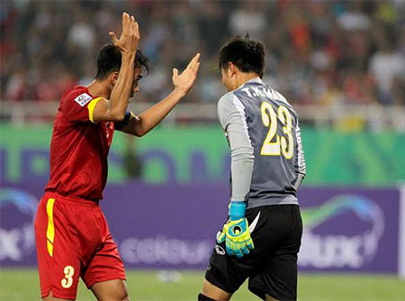 Sai lầm của thủ thành Nguyên Mạnh đã giúp Indonesia có bàn thắng thứ hai, ảnh: Minh Phương