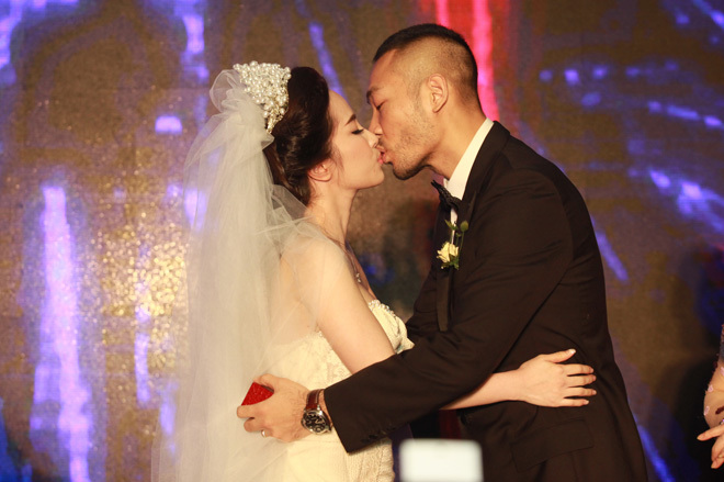 Doãn Tuấn - Quỳnh Nga hôn đắm đuối trong tiệc cưới
