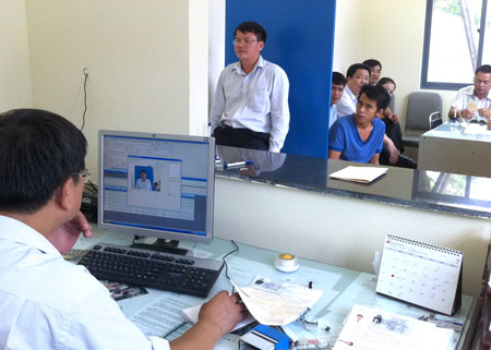 Chụp ảnh để in vào GPLX mẫu mới chất liệu PET tại Tổng cục Đường bộ Việt Nam  Ảnh: Tiến Mạnh