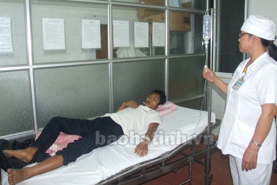 Hà Tĩnh: Rắn lục đuôi đỏ cắn 2 người nhập viện