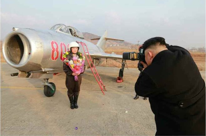 Ông Kim Jong-Un đích thân chụp ảnh cho nữ phi công quân sự