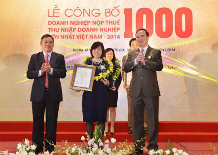 Ban tổ chức tặng bằng khen cho Bà Dương Mai Hoa - Tổng giám đốc Vingroup