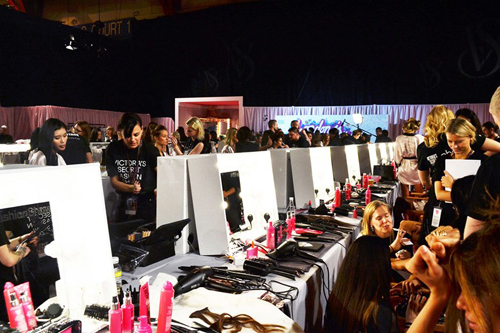 Hậu trường của Victoria's Secret Fashion Show đông đúc và tất bật.