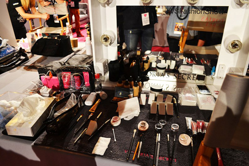 Hầu hết các sản phẩm trang điểm và làm tóc cũng đều do Victoria's Secret sản xuất.