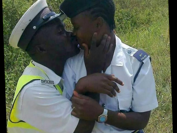 Tranh cãi về nụ hôn làm mất việc cặp đôi cảnh sát