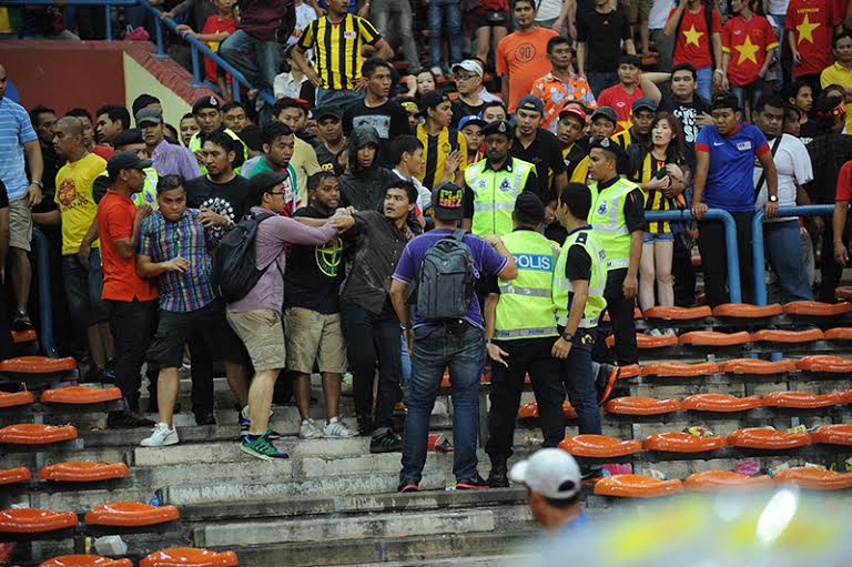 Báo Malaysia chỉ trích đội tuyển và cổ động viên nước nhà