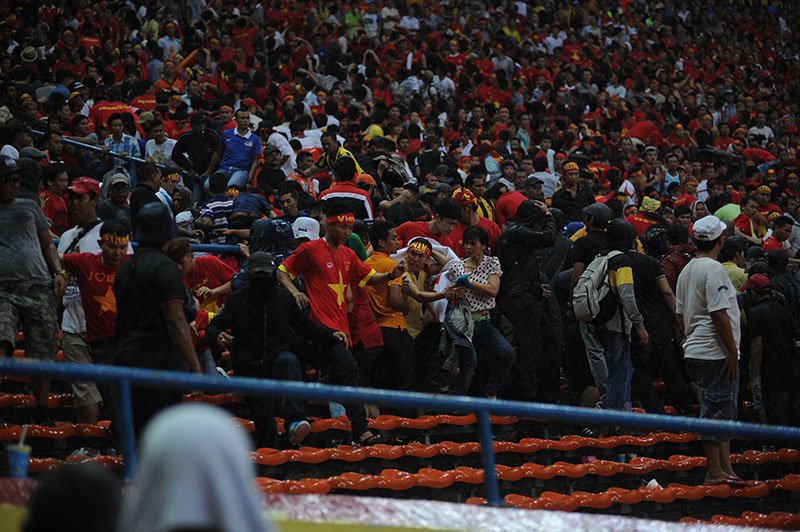 Cổ động viên VN bàng hoàng kể lại sự cố trên sân Malaysia