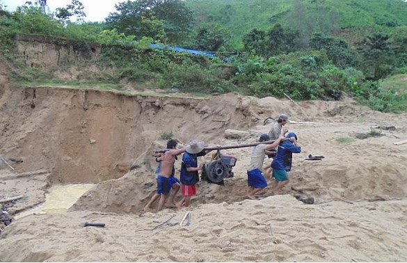 Xử lý nghiêm việc phá rừng khai thác vàng trái phép ở Quảng Nam