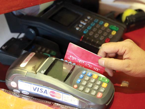 Tăng phí thẻ: Ngân hàng nào mạo hiểm?