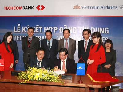 Techcombank cấp tín dụng gần 2.000 tỷ đồng cho Vietnam Airlines