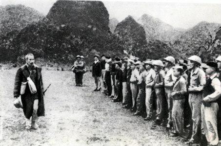Bác Hồ đến thăm các đơn vị quân đội tham gia Chiến dịch Biên giới 1950