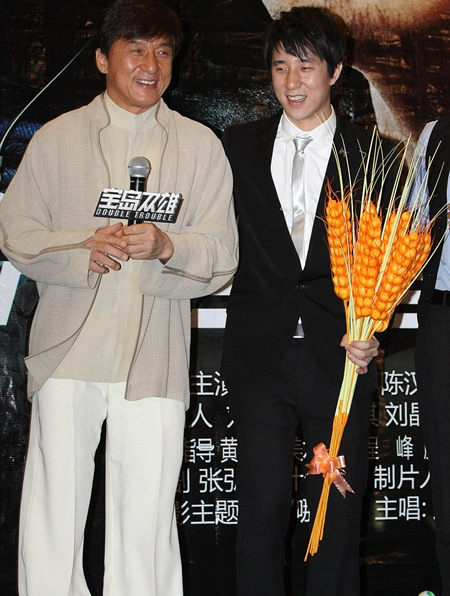 Thành Long và con trai Phùng Tổ Minh năm 2012
