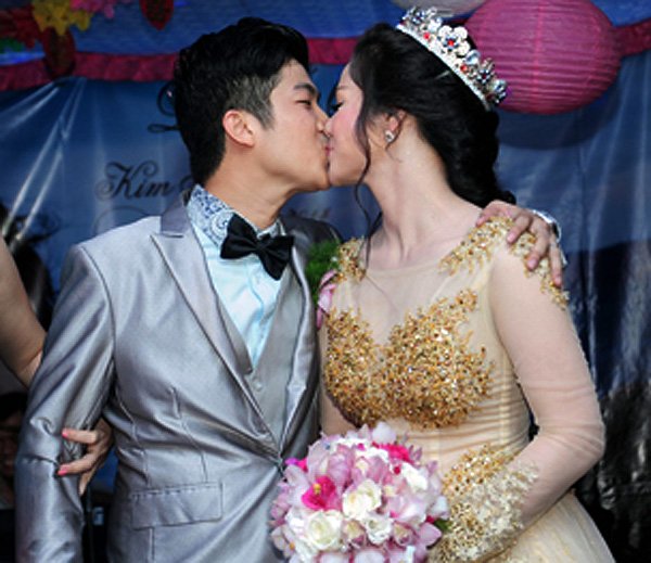 Nhật Kim Anh khóa môi chồng trong tiệc cưới