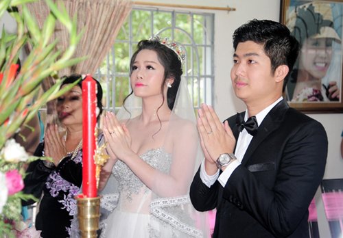 Nhật Kim Anh và chồng thực hiện nghi lễ ra mắt tổ tiên, chính thức nên duyên vợ chồng tại nhà gái ở Vũng Tàu.