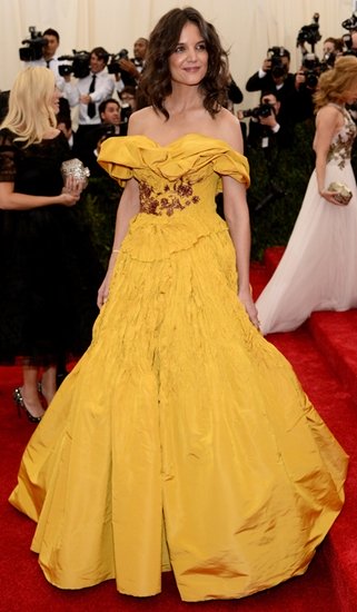 Vợ cũ của Tom Cruise diện một thiết kế lấy cảm hứng từ bộ váy của công chúa Belle trong Người đẹp và quái vật. Tuy nhiên, bộ váy không có độ phồng và trông nhăn nhúm hơn nhiều so với bản gốc.
